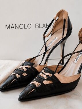 Manolo Blahnik Two-Tone Pumps Elegant Pointed Toe Heels Black & Cream Slingback